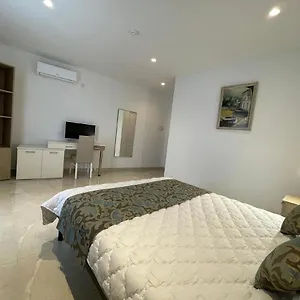 la-reggia-seaview-guesthouse.hotelssaintjulians.com/